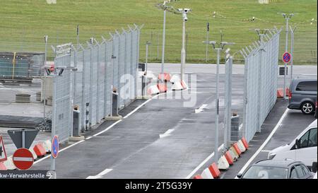 REKORDDATUM NICHT ANGEGEBEN durch dieses Tor Nord Tor am Terminal Tango ist der Täter auf das Vorfeld Gerast. Er durchbrach drei normale Schranken. Ein massives Metalltor mit Natodraht gesichert, dass normalerweise Autos aufhalten soll, war laut Flughafenpersonal geöffnet. Gestern Abend um kurz nach 20 Uhr hat ein Auto ein Tor zum Sicherheitsbereich des Hamburger Flughafens durchbrochen. In dem Auto sollen sich ein Mann und ein Kind befinden. Der Mann ist bewaffnet und hat die Waffe auch benutzt, bzw. Schüsse abgegeben. Die Schüsse gehen wohl in die Luft. Laut Bundespolizei soll es sich um eine Ki Stockfoto