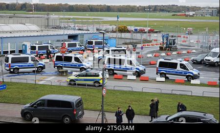 REKORDDATUM NICHT ANGEGEBEN durch dieses Tor Nord Tor am Terminal Tango ist der Täter auf das Vorfeld Gerast. Er durchbrach drei normale Schranken. Ein massives Metalltor mit Natodraht gesichert, dass normalerweise Autos aufhalten soll, war laut Flughafenpersonal geöffnet. Gestern Abend um kurz nach 20 Uhr hat ein Auto ein Tor zum Sicherheitsbereich des Hamburger Flughafens durchbrochen. In dem Auto sollen sich ein Mann und ein Kind befinden. Der Mann ist bewaffnet und hat die Waffe auch benutzt, bzw. Schüsse abgegeben. Die Schüsse gehen wohl in die Luft. Laut Bundespolizei soll es sich um eine Ki Stockfoto