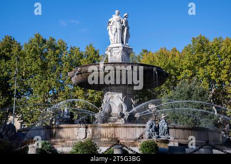 Frankreich, Aix-en-Provence, 31. Oktober 2023. Fontaine de la Rotonde, ein historisches Wahrzeichen Brunnen, erbaut 1860 und gekrönt von 3 Statuen Stockfoto