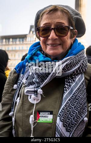 Jüdische Frau, die gegen die "Israel Apartheid" kämpft und Flugblätter für die "jüdische Stimme für die Arbeit" beim propalästinensischen Protest auf dem Trafalgar-Platz veröffentlicht, Stockfoto