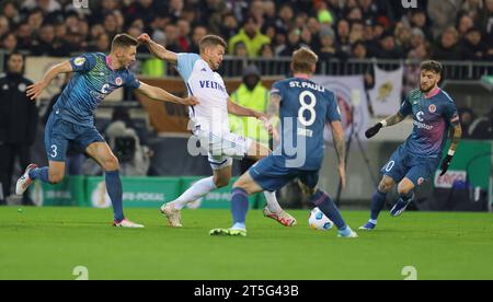 Hamburg, Deutschland. 31. Oktober 2023. firo: 31. Oktober 2023 Fußball, Fußball, Männer DFB Cup 2. Runde FC St.Pauli Hamburg - FC Schalke 04 2:1 Duelle Simon Terodde Credit: dpa/Alamy Live News Stockfoto