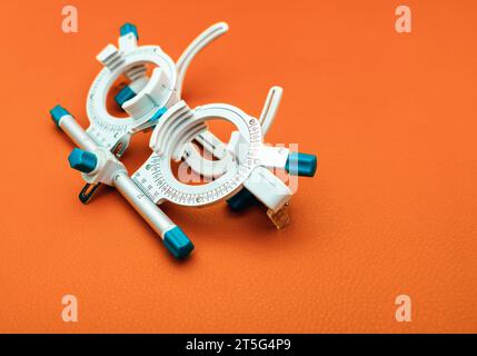 Sehkorrektur und -Verbesserung. Ophthalmologisches Gerät zur Brillenauswahl Stockfoto