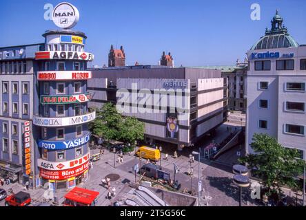 Pinihaus und Kaufhaus Hertie am Stachus, München, Mai 1999 Deutschland, München, 27. Mai 1999, Pinihaus und Kaufhaus Hertie am Stachus, Schützenstraße, später Galeria Karstadt Kaufhof Filiale, die im Juni 2023 geschlossen wurde, HERTIE zwischen Hauptbahnhof und Stachus, Blick von oben, Warenhauskette, Unternehmen, rechts angeschnitten der Königshof, Wirtschaft, 1990er Jahre, Geschichte, historisch, Bayern *** Pinihaus und Kaufhaus Hertie am Stachus, München, Mai 1999 Deutschland, München, 27. Mai 1999, Pinihaus und Kaufhaus Hertie am Stachus, Schützenstraße, später Galeria Karstadt Kau Stockfoto