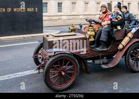 London, Großbritannien. November 2023. Vorbei an Whitehall - RM Sotheby's London zum Brighton Veteran Car Run. Eine Folge der Lokomotiven des Straßenverkehrsgesetzes, das die Geschwindigkeitsbegrenzung für „leichte Lokomotiven“ von 4 km/h auf 14 km/h erhöhte und die Notwendigkeit abschaffte, dass den Fahrzeugen ein Mann mit roter Flagge vorausgehen musste. Das Gesetz wurde mit dem ersten „Emancipation Run“ gefeiert, als am 14. November 1896, dem Tag des Inkrafttretens des Gesetzes, 30 Autos von London nach Brighton fuhren. Guy Bell/Alamy Live News Stockfoto