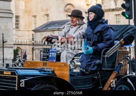 London, Großbritannien. November 2023. Vorbei an Whitehall - RM Sotheby's London zum Brighton Veteran Car Run. Eine Folge der Lokomotiven des Straßenverkehrsgesetzes, das die Geschwindigkeitsbegrenzung für „leichte Lokomotiven“ von 4 km/h auf 14 km/h erhöhte und die Notwendigkeit abschaffte, dass den Fahrzeugen ein Mann mit roter Flagge vorausgehen musste. Das Gesetz wurde mit dem ersten „Emancipation Run“ gefeiert, als am 14. November 1896, dem Tag des Inkrafttretens des Gesetzes, 30 Autos von London nach Brighton fuhren. Guy Bell/Alamy Live News Stockfoto