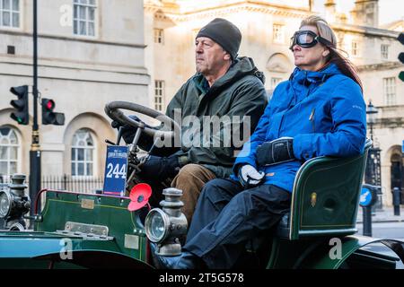 London, Großbritannien. November 2023. Vorbei an Whitehall - RM Sotheby's London zum Brighton Veteran Car Run. Eine Folge der Lokomotiven des Straßenverkehrsgesetzes, das die Geschwindigkeitsbegrenzung für „leichte Lokomotiven“ von 4 km/h auf 14 km/h erhöhte und die Notwendigkeit abschaffte, dass den Fahrzeugen ein Mann mit roter Flagge vorausgehen musste. Das Gesetz wurde mit dem ersten „Emancipation Run“ gefeiert, als am 14. November 1896, dem Tag des Inkrafttretens des Gesetzes, 30 Autos von London nach Brighton fuhren. Guy Bell/Alamy Live News Stockfoto