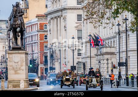 London, Großbritannien. November 2023. Vorbei an Whitehall - RM Sotheby's London zum Brighton Veteran Car Run. Eine Folge der Lokomotiven des Straßenverkehrsgesetzes, das die Geschwindigkeitsbegrenzung für „leichte Lokomotiven“ von 4 km/h auf 14 km/h erhöhte und die Notwendigkeit abschaffte, dass den Fahrzeugen ein Mann mit roter Flagge vorausgehen musste. Das Gesetz wurde mit dem ersten „Emancipation Run“ gefeiert, als am 14. November 1896, dem Tag des Inkrafttretens des Gesetzes, 30 Autos von London nach Brighton fuhren. Guy Bell/Alamy Live News Stockfoto