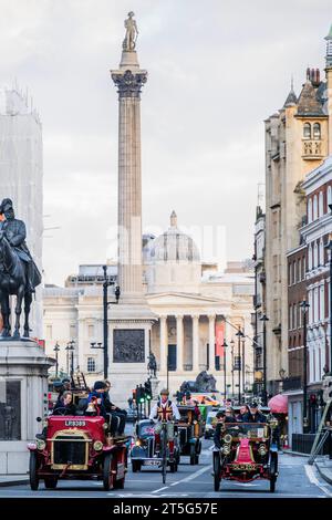 London, Großbritannien. November 2023. Vorbei an Whitehall - RM Sotheby's London zum Brighton Veteran Car Run. Eine Folge der Lokomotiven des Straßenverkehrsgesetzes, das die Geschwindigkeitsbegrenzung für „leichte Lokomotiven“ von 4 km/h auf 14 km/h erhöhte und die Notwendigkeit abschaffte, dass den Fahrzeugen ein Mann mit roter Flagge vorausgehen musste. Das Gesetz wurde mit dem ersten „Emancipation Run“ gefeiert, als am 14. November 1896, dem Tag des Inkrafttretens des Gesetzes, 30 Autos von London nach Brighton fuhren. Guy Bell/Alamy Live News Stockfoto