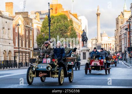 London, Großbritannien. November 2023. Vorbei an Whitehall - RM Sotheby's London zum Brighton Veteran Car Run. Eine Folge der Lokomotiven des Straßenverkehrsgesetzes, das die Geschwindigkeitsbegrenzung für „leichte Lokomotiven“ von 4 km/h auf 14 km/h erhöhte und die Notwendigkeit abschaffte, dass den Fahrzeugen ein Mann mit roter Flagge vorausgehen musste. Das Gesetz wurde mit dem ersten „Emancipation Run“ gefeiert, als am 14. November 1896, dem Tag des Inkrafttretens des Gesetzes, 30 Autos von London nach Brighton fuhren. Guy Bell/Alamy Live News Stockfoto