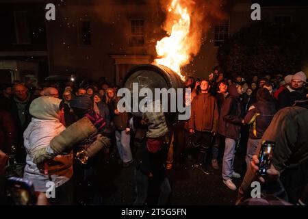 Ottery St Mary, Großbritannien. Samstag, 4. November 2023. Die Einheimischen nehmen an den Ottery St Mary Burning Tar Fässern Teil. Mit brennenden Fässern durch die Straßen der Ottery St. Mary in Devon zu laufen, bei einem traditionellen Ereignis, das Hunderte von Jahren zurückreicht. Autor: Thomas Faull/Alamy Live News Stockfoto