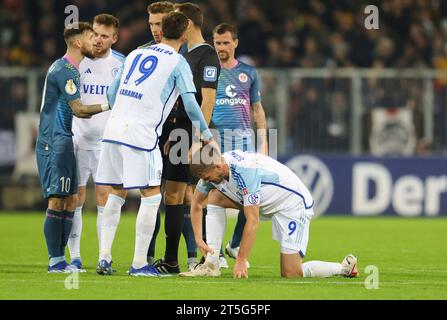 Hamburg, Deutschland. 31. Oktober 2023. firo: 31. Oktober 2023 Fußball, Fußball, Männer DFB Cup 2. Runde FC St.Pauli Hamburg - FC Schalke 04 verletzt Simon Terodde Credit: dpa/Alamy Live News Stockfoto