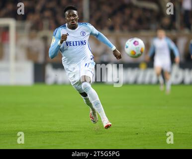 Hamburg, Deutschland. 31. Oktober 2023. firo: 31. Oktober 2023 Fußball, Fußball, Männer DFB Cup 2. Runde FC St.Pauli Hamburg - FC Schalke 04 Bryan Lasme, Individual Action, Schalke Credit: dpa/Alamy Live News Stockfoto