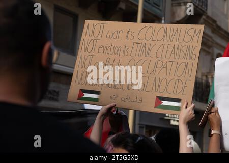 Demonstranten marschieren am 4. November 2023 durch Valletta, die Hauptstadt Maltas, um ihre Unterstützung für Palästina während der israelischen Bombardierung des Gazastreifens zu zeigen, bei der Tausende von Zivilisten ums Leben kamen. Der von Moviment Graffitti organisierte Protest marschierte vom Parlament zu den Justizgerichten, schwenkte palästinensische Fahnen und sang „Freies freies Palästina“ und „Waffenruhe jetzt“. © Craig Redmond Stockfoto