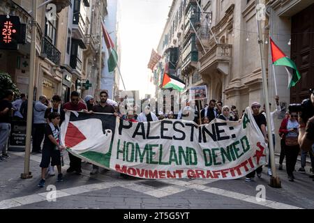 Demonstranten marschieren am 4. November 2023 durch Valletta, die Hauptstadt Maltas, um ihre Unterstützung für Palästina während der israelischen Bombardierung des Gazastreifens zu zeigen, bei der Tausende von Zivilisten ums Leben kamen. Der von Moviment Graffitti organisierte Protest marschierte vom Parlament zu den Justizgerichten, schwenkte palästinensische Fahnen und sang „Freies freies Palästina“ und „Waffenruhe jetzt“. © Craig Redmond Stockfoto