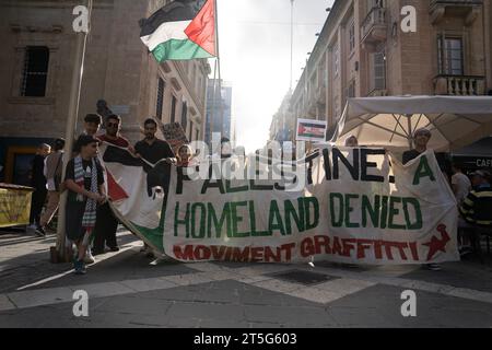 Demonstranten marschieren am 4. November 2023 durch Valletta, die Hauptstadt Maltas, um ihre Unterstützung für Palästina während der israelischen Bombardierung des Gazastreifens zu zeigen, bei der Tausende von Zivilisten ums Leben kamen. Der von Moviment Graffitti organisierte Protest marschierte vom Parlament zu den Justizgerichten, schwenkte palästinensische Fahnen und sang „Freies freies Palästina“ und „Waffenruhe jetzt“. © Craig Redmond Stockfoto