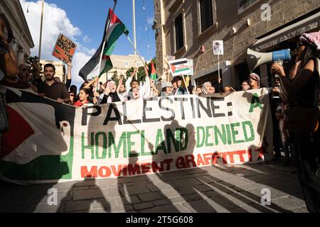 Demonstranten marschieren am 4. November 2023 durch Valletta, die Hauptstadt Maltas, um ihre Unterstützung für Palästina während der israelischen Bombardierung des Gazastreifens zu zeigen, bei der Tausende von Zivilisten ums Leben kamen. Der von Moviment Graffitti organisierte Protest marschierte vom Parlament zu den Justizgerichten, schwenkte palästinensische Fahnen und sang „Freies freies Palästina“ und „Waffenruhe jetzt“. © Craig Redmond Stockfoto