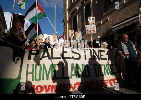 Demonstranten marschieren am 4. November 2023 durch Valletta, die Hauptstadt Maltas, um ihre Unterstützung für Palästina während der israelischen Bombardierung des Gazastreifens zu zeigen, bei der Tausende von Zivilisten ums Leben kamen. Der von Moviment Graffitti organisierte Protest marschierte vom Parlament zu den Justizgerichten, schwenkte palästinensische Fahnen und sang „Freies freies Palästina“ und „Waffenruhe jetzt“. © Craig Redmond Stockfoto