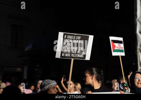 Demonstranten marschieren am 4. November 2023 durch Valletta, die Hauptstadt Maltas, um ihre Unterstützung für Palästina während der israelischen Bombardierung des Gazastreifens zu zeigen, bei der Tausende von Zivilisten ums Leben kamen. Der von Moviment Graffitti organisierte Protest marschierte vom Parlament zu den Justizgerichten, schwenkte palästinensische Fahnen und sang „Freies freies Palästina“ und „Waffenruhe jetzt“. © Craig Redmond Stockfoto