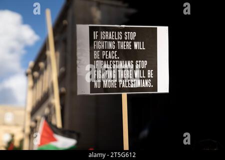Demonstranten marschieren am 4. November 2023 durch Valletta, die Hauptstadt Maltas, um ihre Unterstützung für Palästina während der israelischen Bombardierung des Gazastreifens zu zeigen, bei der Tausende von Zivilisten ums Leben kamen. Der von Moviment Graffitti organisierte Protest marschierte vom Parlament zu den Justizgerichten, schwenkte palästinensische Fahnen und sang „Freies freies Palästina“ und „Waffenruhe jetzt“. © Craig Redmond Stockfoto