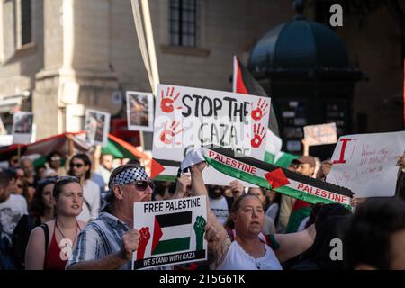 Demonstranten marschieren am 4. November 2023 durch Valletta, die Hauptstadt Maltas, um ihre Unterstützung für Palästina während der israelischen Bombardierung des Gazastreifens zu zeigen, bei der Tausende von Zivilisten ums Leben kamen. Der von Moviment Graffitti organisierte Protest marschierte vom Parlament zu den Justizgerichten, schwenkte palästinensische Fahnen und sang „Freies freies Palästina“ und „Waffenruhe jetzt“. © Craig Redmond Stockfoto