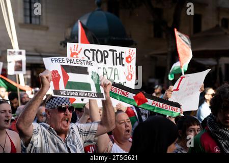Demonstranten marschieren am 4. November 2023 durch Valletta, die Hauptstadt Maltas, um ihre Unterstützung für Palästina während der israelischen Bombardierung des Gazastreifens zu zeigen, bei der Tausende von Zivilisten ums Leben kamen. Der von Moviment Graffitti organisierte Protest marschierte vom Parlament zu den Justizgerichten, schwenkte palästinensische Fahnen und sang „Freies freies Palästina“ und „Waffenruhe jetzt“. © Craig Redmond Stockfoto
