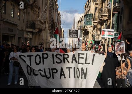 Demonstranten marschieren am 4. November 2023 durch Valletta, die Hauptstadt Maltas, um ihre Unterstützung für Palästina während der israelischen Bombardierung des Gazastreifens zu zeigen, bei der Tausende von Zivilisten ums Leben kamen. Der von Moviment Graffitti organisierte Protest marschierte vom Parlament zu den Justizgerichten, schwenkte palästinensische Fahnen und sang „Freies freies Palästina“ und „Waffenruhe jetzt“. © Craig Redmond Stockfoto
