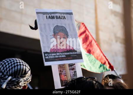 Demonstranten marschieren am 4. November 2023 durch Valletta, die Hauptstadt Maltas, um ihre Unterstützung für Palästina während der israelischen Bombardierung des Gazastreifens zu zeigen, bei der Tausende von Zivilisten ums Leben kamen. Der von Moviment Graffitti organisierte Protest marschierte vom Parlament zu den Justizgerichten, schwenkte palästinensische Fahnen und sang „Freies freies Palästina“ und „Waffenruhe jetzt“. © Craig Redmond Stockfoto