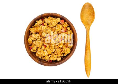 Blick von oben auf knuspriges Müsli mit Erdbeere und Himbeere in Holzschale mit Holzlöffel isoliert auf weißem Hintergrund mit Schneidepfad. Stockfoto