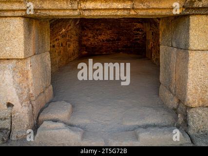 Gladiatorenraum oder Tierkäfige im Amphitheater Mérida, aus Felsblöcken und Ziegeln mit Sand- und Erdboden, vom Eingang aus gesehen. Stockfoto