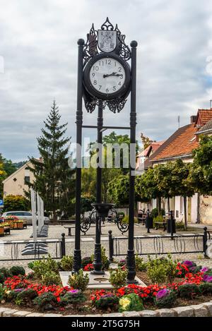 Uhr vor dem Rathaus in Bardo - kleine Stadt im südwestlichen Teil Polens Stockfoto