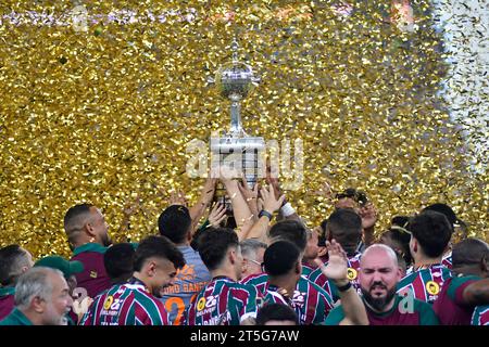 Rio de Janeiro (RJ), 04. November 2023 - Fußball/BOCA JUNIORS (ARG)-FLUMINENSE - FLUMINENSE-Spieler feiern den Sieg der Libertadores da América - Spiel zwischen den Boca Juniors (ARG) x Fluminense, gültig für den letzten Libertadores de América Cup, der am Saturtagabend im Maracanã-Stadion in der nördlichen Zone von Rio de Janeiro ausgetragen wird, 04. (Foto: Eduardo Carmim/Alamy Live News) Stockfoto