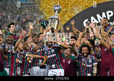 Rio de Janeiro (RJ), 04. November 2023 - Fußball/BOCA JUNIORS (ARG)-FLUMINENSE - FLUMINENSE-Spieler feiern den Sieg der Libertadores da América - Spiel zwischen den Boca Juniors (ARG) x Fluminense, gültig für den letzten Libertadores de América Cup, der am Saturtagabend im Maracanã-Stadion in der nördlichen Zone von Rio de Janeiro ausgetragen wird, 04. (Foto: Eduardo Carmim/Alamy Live News) Stockfoto