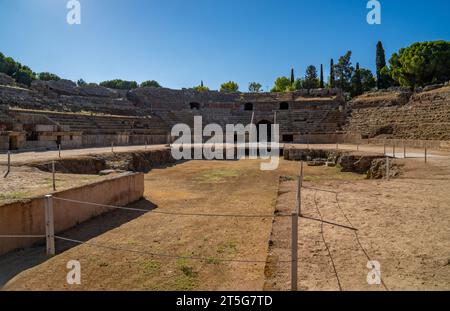 Blick von der Arena des römischen Amphitheaters von Mérida, beleuchtet durch das Licht der Dämmerung, und Schatten auf seinen Ständen in Badajoz, Extremadura, Spanien Stockfoto