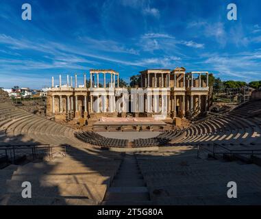 Panoramablick auf das römische Theater von Mérida mit Gerüsten, Scheinwerfern, Bühne und Stühlen unter den für die Mérida Inter vorbereiteten Ständen Stockfoto