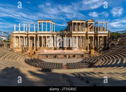 Römisches Theater von Mérida mit Gerüsten, Scheinwerfern, Bühne und Stühlen unter den Ständen, die für die Mérida International Classical the vorbereitet sind Stockfoto