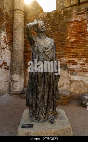 Tribut in Bronzestatue der Schauspielerin Margarita Xirgu in einem Säulenhof des römischen Theaters von Mérida mit der beleuchteten Sonnenbeleuchtung Stockfoto