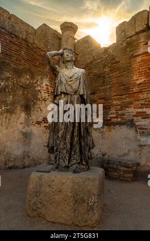 Tribut in Bronze Statue der Schauspielerin Margarita Xirgu in einem Innenhof von Säulen des römischen Theaters von Mérida mit dem Sonnenlicht, die eine dramatische Stockfoto
