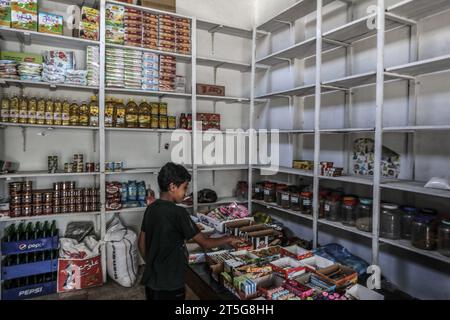 Rafah, Palästinensische Gebiete. November 2023. Die Regale eines Supermarktes sind aufgrund des israelisch-palästinensischen Konflikts fast leer, der zur Sperrung von Handelsübergängen und zum Fehlen von Grundnahrungsmitteln geführt hat, um den Bedürfnissen der Palästinenser gerecht zu werden. Abed Rahim Khatib/dpa/Alamy Live News Stockfoto