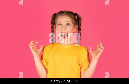 Porträt Eines Gestressten Kleinen Mädchens, Das Laut Im Studio Schreit Stockfoto