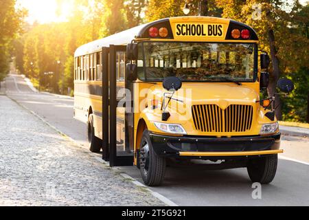 Vorderes Bild Des Geparkten Gelben Schulbusses Auf Der Straße Stockfoto