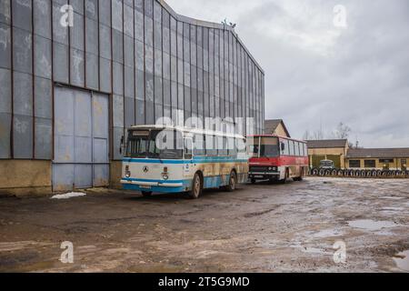 11.02.2020. Ukraine, Dolynska. Busdepot mit Servicebussen. Stockfoto