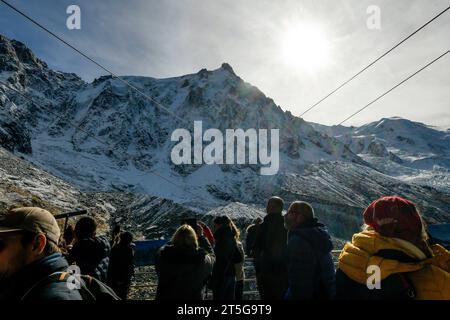 Mont Blanc Bergmassiv Blick am 22. Oktober 2023 auf die Seilbahn Aiguille du Midi im Bergmassiv des Mont Blanc bei Chamonix in Frankreich. Sie führt auf den gleichnamigen Gipfel Aiguille du Midi in 3842 Höhe über dem Meeresspiegel. Charmonix Haute-Savoie Frankreich  JK11419 *** Bergmassiv Mont Blanc am 22. Oktober, 2023 der Seilbahn Aiguille du Midi im Bergmassiv Mont Blanc bei Chamonix in Frankreich führt sie zum Gipfel des gleichnamigen Aiguille du Midi auf 3842 Metern Höhe Charmonix Haute Savoie France JK11419 Credit: Imago/Alamy Live News Stockfoto