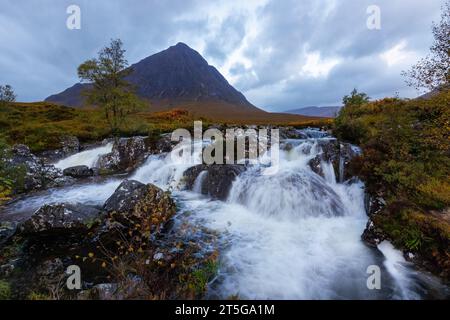 Buachaille Etive Mor mit Flusscoupall im Vordergrund Stockfoto