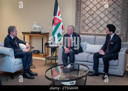 Amman, Jordanien. November 2023. US-Außenminister Antony Blinken, links, trifft sich mit König Abdullah II. Von Jordanien, Zentrum, und Kronprinz Al Hussein, rechts, während Gesprächen mit arabischen Führern über humanitäre Hilfe für Zivilisten in Gaza am 4. November 2023 in Amman, Jordanien. Quelle: Chuck Kennedy/US State Department/Alamy Live News Stockfoto