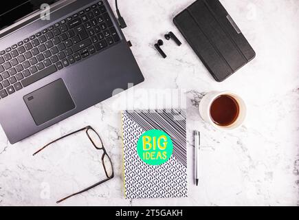 Home Office-Arbeitsplatz mit Laptop, Notizbuch und Tablet Stockfoto