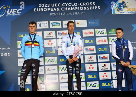 Pontchateau, Frankreich. November 2023. Der belgische Silbermedaillengewinner Emiel Verstrynge, der belgische Goldmedaillengewinner Jente Michels und der französische Bronzemedaillengewinner Remi Lelandais auf dem Podium nach dem U23-Rennen bei den Europameisterschaften im Cyclocross-Radsport am Sonntag, den 5. November 2023, in Pontchateau, Frankreich. BELGA FOTO DAVID PINTENS Credit: Belga News Agency/Alamy Live News Stockfoto