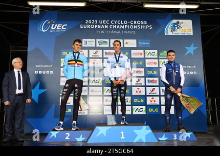 Pontchateau, Frankreich. November 2023. Der belgische Silbermedaillengewinner Emiel Verstrynge, der belgische Goldmedaillengewinner Jente Michels und der französische Bronzemedaillengewinner Remi Lelandais auf dem Podium nach dem U23-Rennen bei den Europameisterschaften im Cyclocross-Radsport am Sonntag, den 5. November 2023, in Pontchateau, Frankreich. BELGA FOTO DAVID PINTENS Credit: Belga News Agency/Alamy Live News Stockfoto