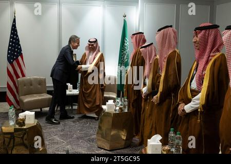 Amman, Jordanien. November 2023. US-Außenminister Antony blinkend, links, schüttelt den saudischen Außenminister Prinz Faisal bin Farhan Al Saud, Zentrum, vor einem Treffen, um den Hamas-Konflikt und die humanitäre Hilfe für Zivilisten in Gaza am 3. November 2023 in Amman, Jordanien, zu diskutieren. Quelle: Chuck Kennedy/US State Department/Alamy Live News Stockfoto