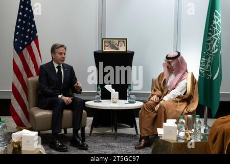 Amman, Jordanien. November 2023. US-Außenminister Antony Blinken, links, kommentiert während eines bilateralen Treffens mit dem saudischen Außenminister Prinz Faisal bin Farhan Al Saud, rechts, um den Hamas-Konflikt und die humanitäre Hilfe für Zivilisten in Gaza am 3. November 2023 in Amman, Jordanien, zu diskutieren. Quelle: Chuck Kennedy/US State Department/Alamy Live News Stockfoto