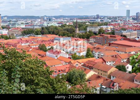 Aus der Vogelperspektive der Haga-Kirche (Hagakyrkan) in Göteborg, Schweden, umgeben von roten Dächern und grünen Bäumen Stockfoto